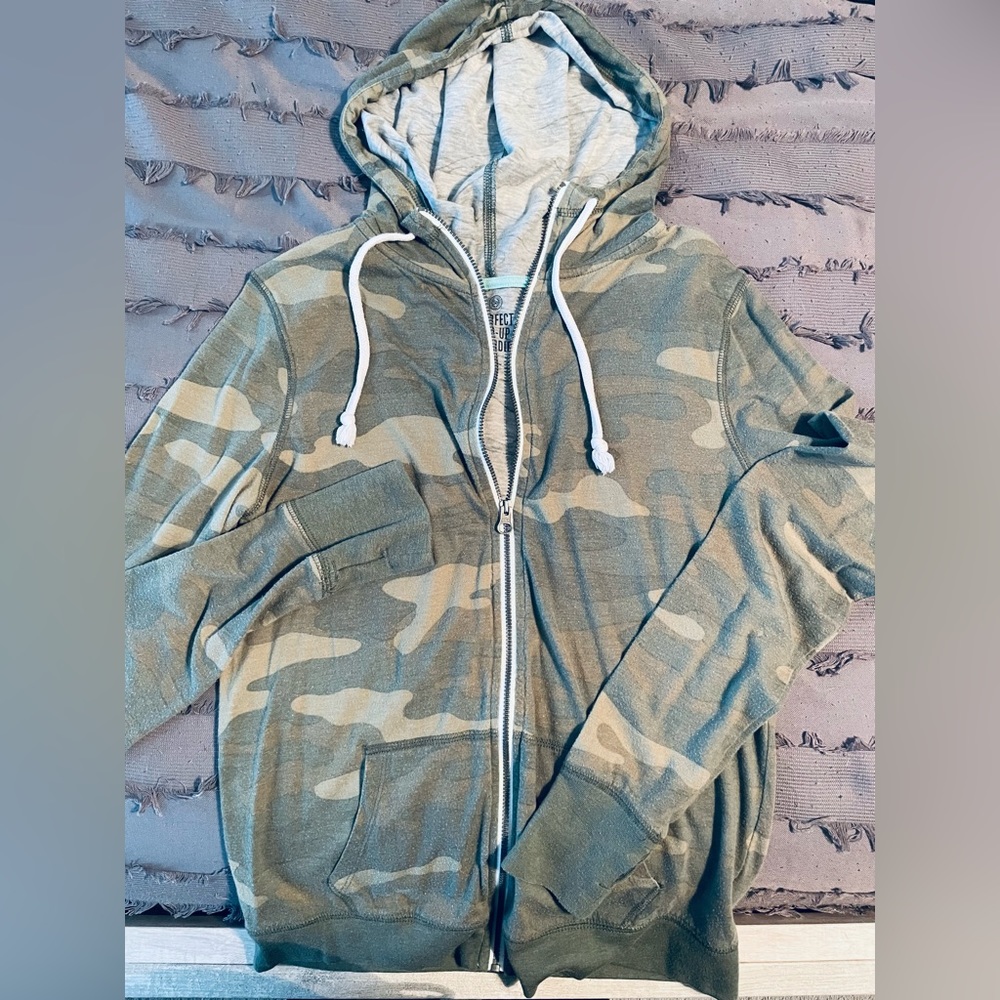 Lightweight camo full zip jacket 🫡